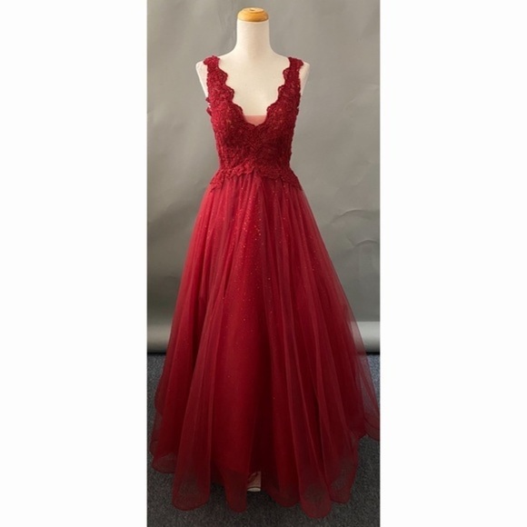Dresses & Skirts - Sleeveless Burgundy Lace Ballgown
